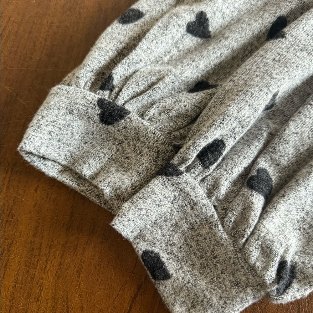 🖤EUC LUCKY brand log  sleeve, v- neck, grey and black hearts. Super soft! - Picture 8 of 10